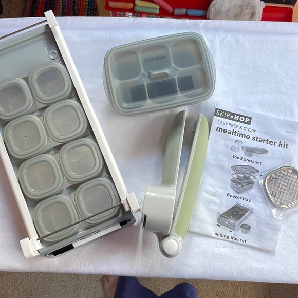 Skiphop Mealtime Starter Kit and Baby Cookbooks - Picture 2 of 8